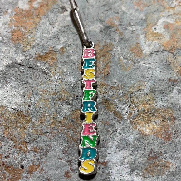 ✨3/$25✨ one half of a vintage retro ‘90’s best friends zipper pull/keychain - Picture 4 of 4
